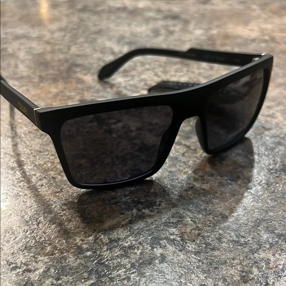 Quay Black Polarized Sunglasses - Picture 3 of 4